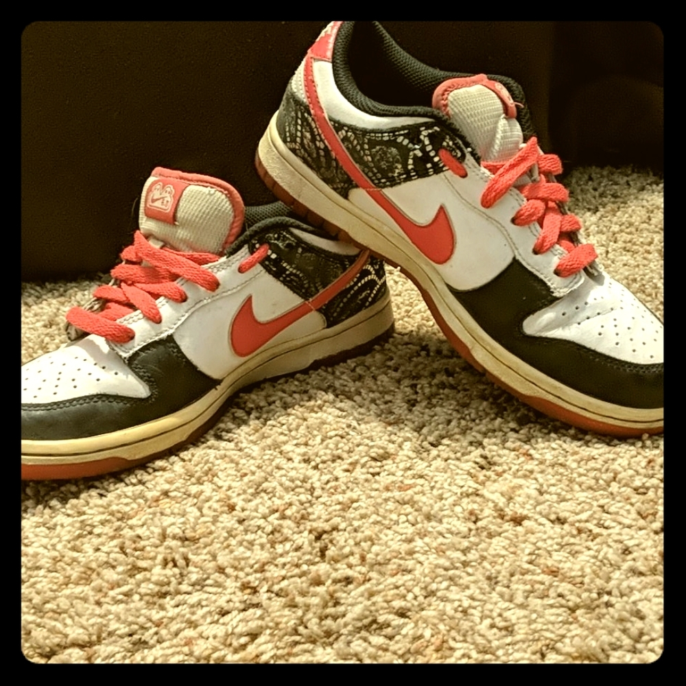 Nike women's low dunk
